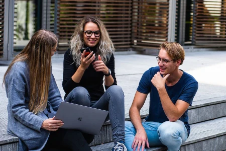 pexels buro millennial 1438072